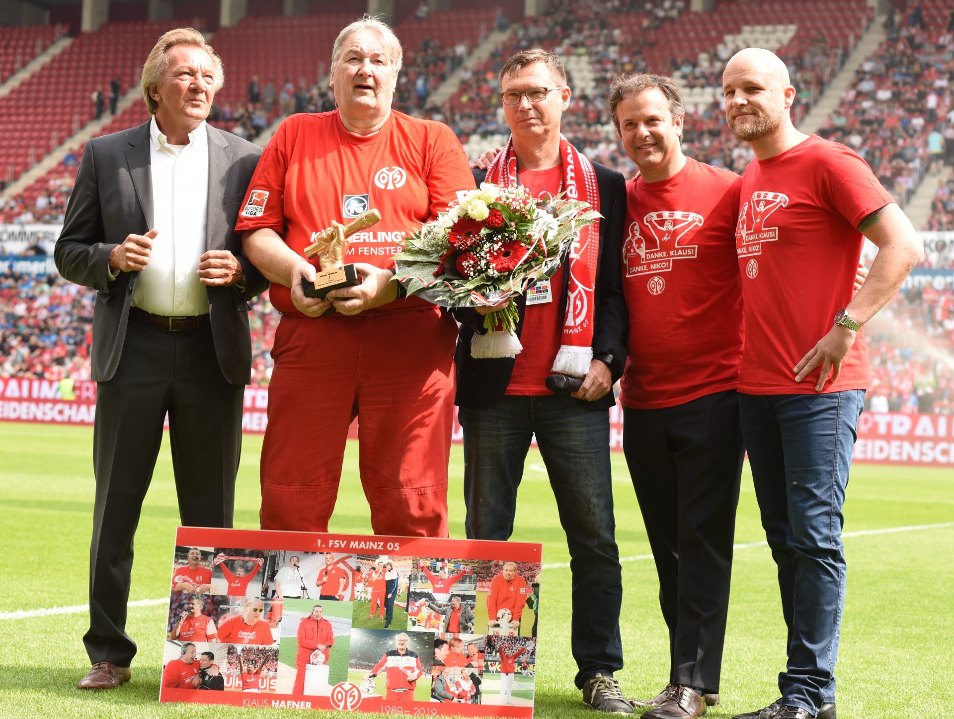 Die Stadionsprecherlegende erhielt schon vor Spielbeginn viel Applaus (auch von den Hoffenheimer Fans). Zu Klaus Hafners (2.v.l.)  war eigens Ex-Präsident Harald Strutz gekommen, der ihn vor 30 Jahrem zum Sprecher bestimmt hatte. Abschied nahm auch der aktuelle Vorstand mit Stefan Hofmann (M.), Jan Lehmann und Rouven Schröder.