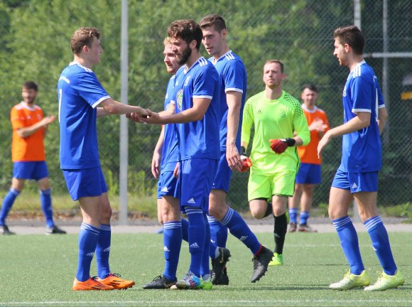 Gebührende Abschiede feierten Timo Ernst (Mitte), Ruben Grundei (l.) und Christoph Kuntz Mitte der zweiten Halbzeit durch ihre Auswechslungen.