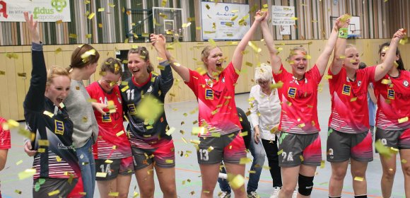 Die Glamour-Girls des TV Bodenheim: Der Verein hatte einen Goldregen vorbereitet, um den Oberligaaufstieg der Mannschaft zu würdigen.