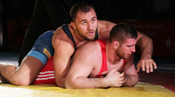 Das Bild stammt aus einem Bundesligakampf. Bei den Deutschen Meisterschaften trafen Achmed Dudarov (oben) und der 88er Wladimir Remel in unterschiedlichen Gewichtsklassen an. Der Nackenheimer gewann den Titel, der Mainzer Bronze.