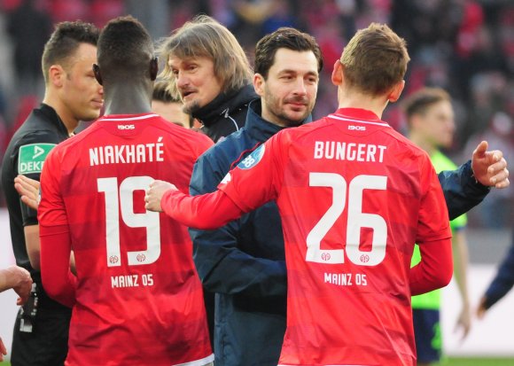 Der Trainer und sein Kapitän: Auch Niko Bungert hatte seinen Anteil am starken Finish, über das sich Sandro Schwarz freut.