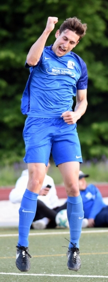 Soll keiner glauben, Janek Ripplinger könne beim Torjubel nicht höher springen. Auf diesem Foto steht er kurz vor der Landung...