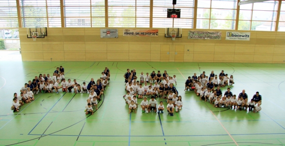 Am Handballcamp der Sportfreunde Budenheim nahmen so viel Mädchen und Jungen teil, dass es für eine menschliche Abbildung der Abkürzung "HBC" reichte.