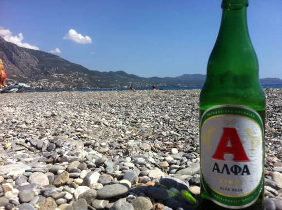 Alpha-Bier, das trink ich hier: Ein Strandbesuch gehört zum Ausflugsprogramm der 05-Fans, die mit der Mannschaft nach Griechenland geflogen sind.