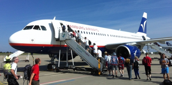 Reminiszenz an Aussteiger Nicolai Müller: Der 05-Tross machte sich mit "Hamburg Airways" auf den Weg in den Süden.