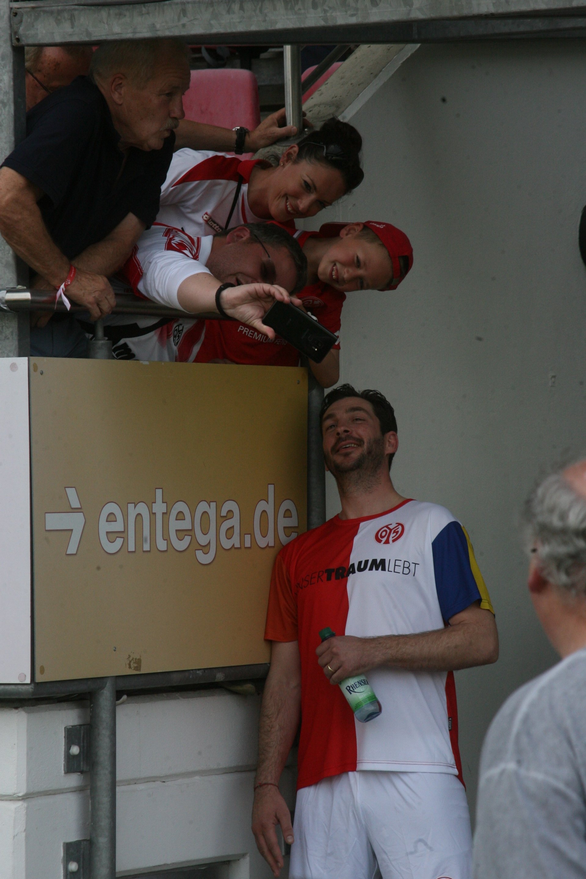 Zeit für ein Selfie mit dem aktuellen Trainer vor dem Legendenspiel musste sein.