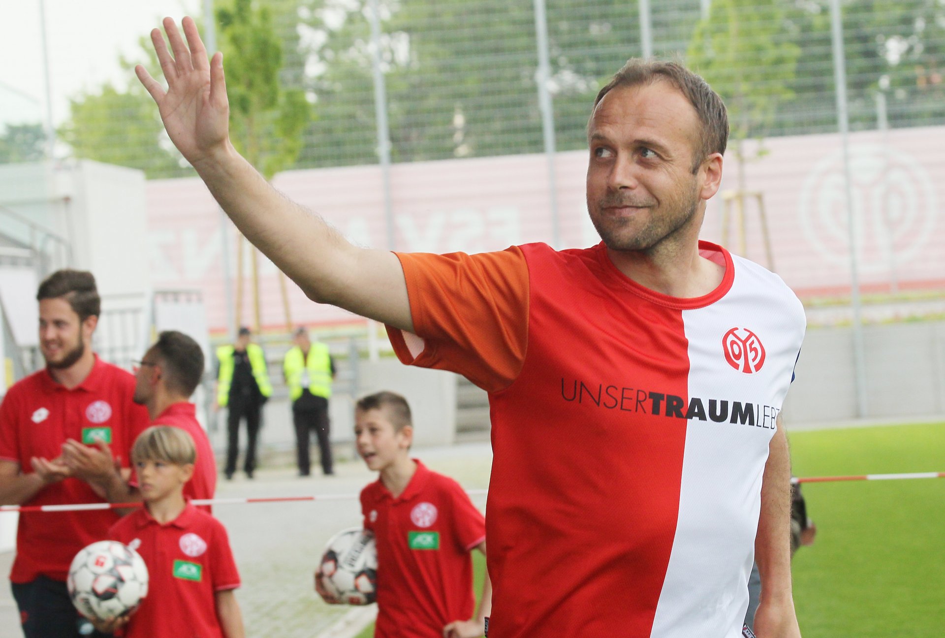 Ehrenspielführer Nikolce Noveski gehörte zu den vom Publikum besonders herzlich empfangenen, legendären Spielern.