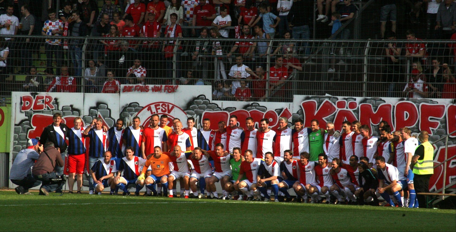 Vor dem Spiel gab es das Erinnerungsfoto mit allen Spielern vor der Südtribüne.