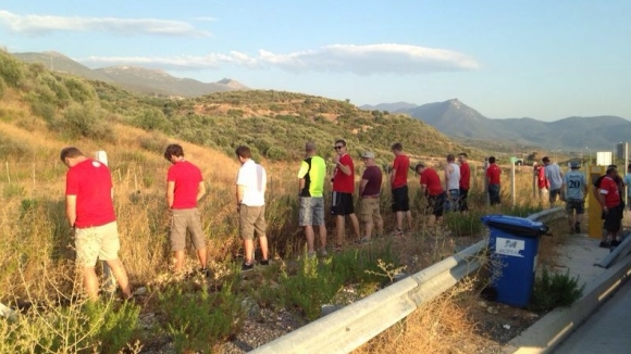 Weniger müssen müssen? 05-Fans bei einer Zwangspause auf dem Weg nach Tripopis.