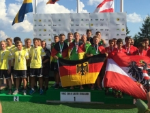 Mainzer auf dem Siegerpodest in Lahti: Zwischen den Schweden (l.) und Österreichern (r.) posiert das deutsche Siegerteam mit Sebastian Piekorz  (4. von links) und Manuel Szablikowski (3. v.r.) .