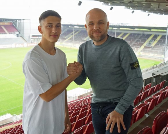 Jonathan Meier hat seine fußballerische Ausbildung in den Nachwuchsabteilungen der Münchner Vereine TSV 1860 und FC Bayern genossen und feierte mit der Zweiten Mannschaft des FCB gerade den Drittligaaufstieg.