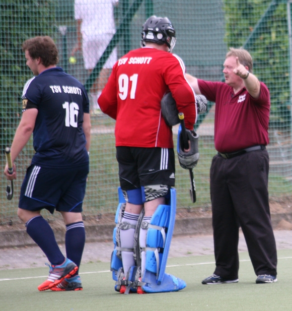 Jedenfalls vorerst muss Schott-Torhüter Tobias Jordan sich nicht mehr mit Regionalliga-Schiedsrichtern auseinandersetzen, Kapitän Alexander Hemmersbach (l.) sehr wohl.