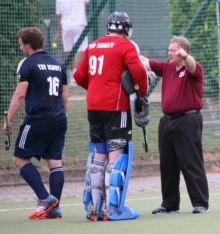 Jedenfalls vorerst muss Schott-Torhüter Tobias Jordan sich nicht mehr mit Regionalliga-Schiedsrichtern auseinandersetzen, Kapitän Alexander Hemmersbach (l.) sehr wohl.