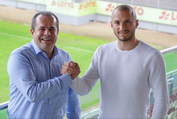 Der Chef des Nachwuchsleistungszentrums, Volker Kersting, wurde auf der Suche nach einem Führungspieler für die U23 beim hessischen Nachbarn SV Wehen Wiesbaden fündig. Simon Brandstetter freut sich auf die neue Aufgabe.