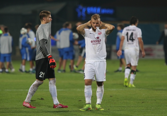 Zum Trikotzerbeißen: Auch Loris Karius (l.) und Johannes Geis waren nach dem 1:3 in Tripoli fassungslos.