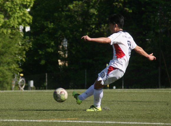 Ryo Kato bei seiner Spezialität: Der Mann für den ruhenden Ball beim FC Basaa drehte das Spiel beim VfR Baumholder durch zwei direkt verwandelte Freistöße.