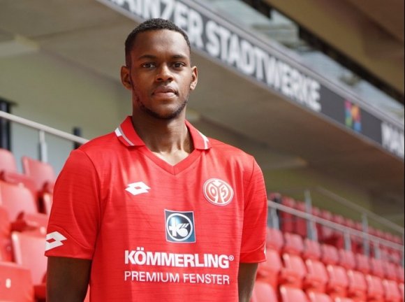 Der Schweizer Nationalspieler Edimilson Fernandes war von seinem Klub Wets Ham United in der vergangenen Runde an den AC Florenz ausgeliehen und bringt Erfahrung aus der Champions League und Serie A mit nach Mainz.