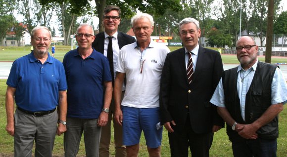 Die Hauptverantwortlichen für das Gastspiel der Lotto-Elf am 18. Juni beim Jubilar SV Gonsenheim (v.l): Lotto-Elf-Manager Hermann Josef Ganser, SVG-Vorsitzender Joachim Mayer, Lotto-Elf-Mannschaftsarzt Philipp Drees, Lotto-Elf-Teamchef Hans-Peter Briegel, Prof. Pol Rommens, Vorsitzender des Stiftungsbeirats der Mainzer Trauma-Stiftung und Hans Walter Sans vom SVG-Vorstand.