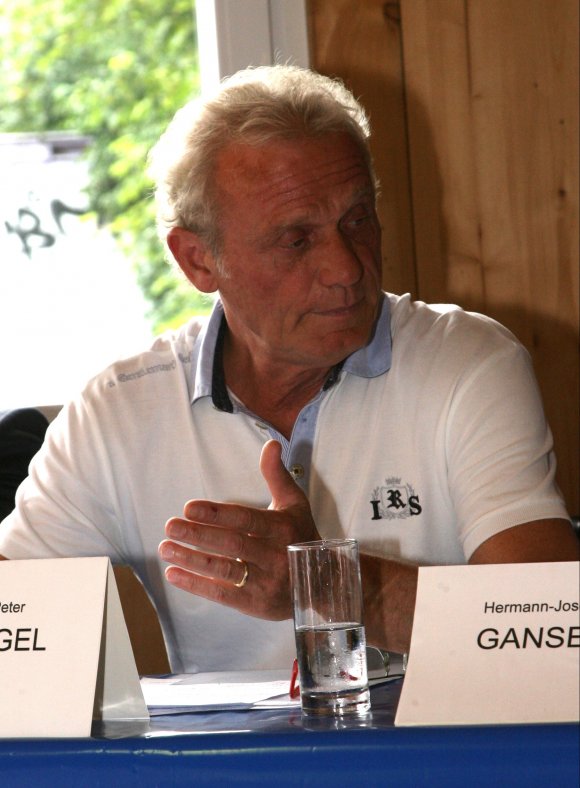 Europameister 1980 und ein Pfälzer Urgestein: Hans-Peter Briegel coacht die Lotto-Elf.
