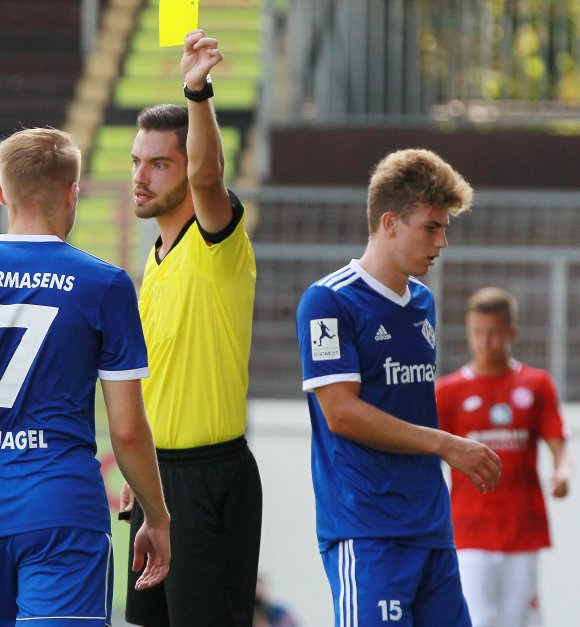 Einer der Neuen bei der U23 des FSV Mainz 05 kennt das Bruchwegstadion bereits: Der luxemburgische Nationalspieler Florian Bohenrt (r.) siegte mit dem FK Pirmasens Anfang August 2018 mit 1:0 und stand dabei 75 Minuten auf dem Platz. Der 21-Jährige kam vergangene Runde auf 31 Ligaeinsätze und erzielte fünf Tore.