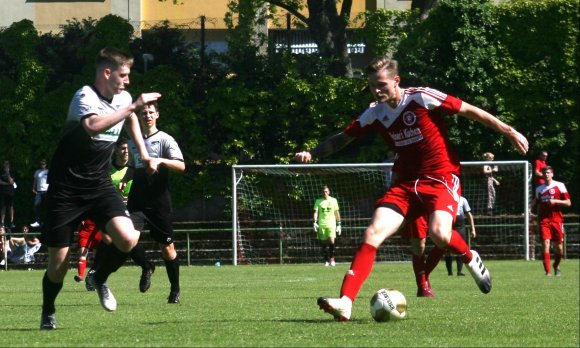 Robin Lehmann (r.) traf in Alzey zwar per Freistoß gegen den SV Ruchheim, das 1:3 kam aber zu spät.