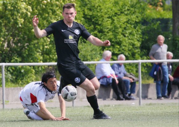 Hat er das letzte Landesligator des VfB Bodenheim für längere Zeit geschossen? Calvin Faßnacht verkürzte im Entscheidngsspiel um Platz 13 gegen den SV Geinsheim in der 80. Minute auf 2:3. Das könnte zu wenig gewesen sein, um in der Spielklasse zu bleiben.