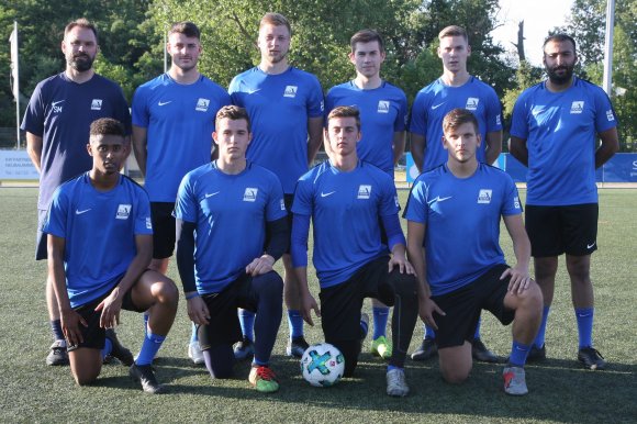 Der Cheftrainer des TSV Schott und acht seiner Zugänge, hinten v.l. Sascha Meeth, Michael Kohns (FC Karbach), Lars Hermann (SV Gonsenheim), Lukas Fischer (U19 Karlsruher SC), Christian Hahn (RWO Alzey), Ali Bülbül (TSV Gau-Odernheim). Vorne v. l.: Yoel Yilma (TuS RW Koblenz), Jan-Niklas König, Robin Balters, Meikel Melament (alle eigene U19).