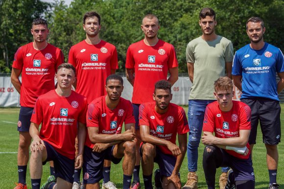 Der Trainer und seine Zugänge. Hinten v.l.: Laurin Stich, Marin Sverko, Simon Brandstetter, Omer Hanin, Coach Bartosch Gaul. Vorne v.l.: Lucas Hermes, Corey Lee Anton, Cyrill Akono, Marius Liesegang. Es fehlen: Luis Kersthold und Florian Bohnert.