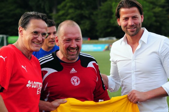 Der Spieler des Spiels, geehrt von Edgar „Euro-Eddy“ Schmidt (l.) und Ex-Nationalkeeper Roman Weidenfeller: Erik Petersilge, der Gonsenheimer Torwart der ersten Halbzeit…