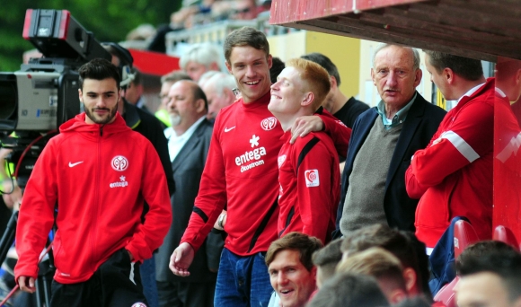 In den Aufstiegsspielen zur Dritten Liga stand Christian Mathenia zwar nicht mehr im Kader der Mainzer U23. Seiner Freude über den Erfolg tat das aber kaum Abbruch.