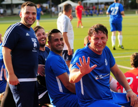 Spaßgesellschaft (v.l.): SVG-Betreuer Zeki Erarslan mit Manager (und Torwart) Marvin Bylsma, Babak Keyhanfar und dem Kotrainer des aktuellen Champion-League-Siegers FC Liverpool, Peter Krawietz.