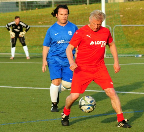 Andrzej Rudy behauptet den Ball gegen Carlo Ruggiero.