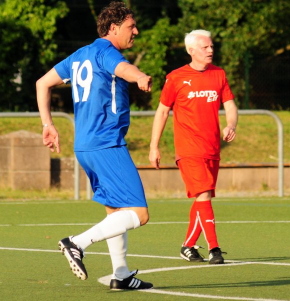 Schluss mit lustig: Peter Krawietz gibt den Nebenleuten Anweisungen wie seinen Spielern beim FC Liverpool. Ob Guido Cantz (r.) dies als Spaß versteht, ist nicht überliefert.