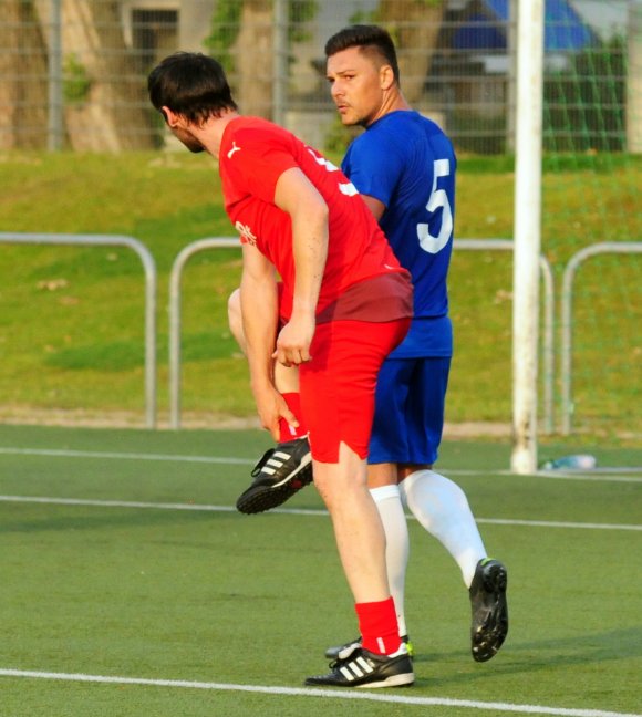 …und zog sich hinten nach einem Foul an Benjamin Auer den Zorn des ehemaligen 05-Torjägers zu.