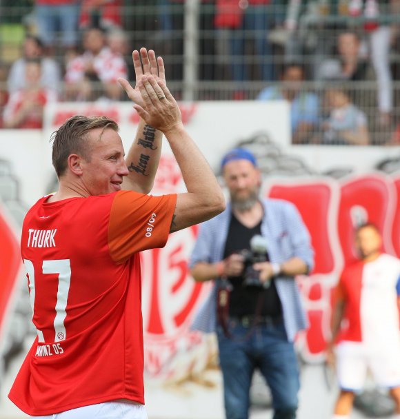 Freut sich, wieder in Mainz zu sein: Michael Thurk (hier beim Legendenspiel zum Aufstiegsjubiläum).