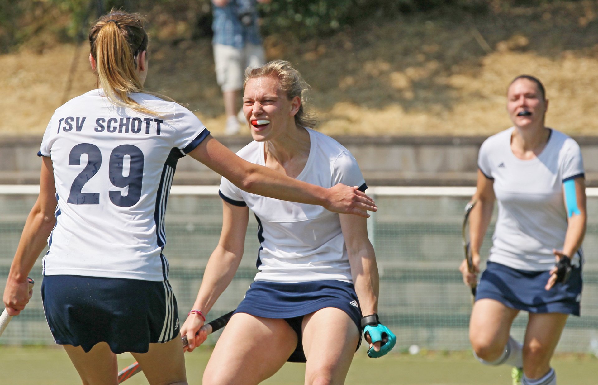 Unbändige Freude bei Aline Bessling: Die Kapitänin des Frauenteams feierte mit ihren Mitstreiterinnen (l. Fabienne Werner, r. Vanessa Braun) zehn Siege in zwölf Partien.