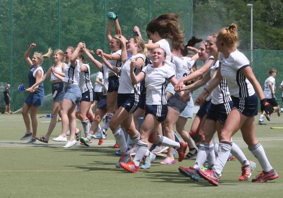 In die Zweite Liga gestürmt: Das Doppel-Heimspielwochenende nutzten die Hockeyfrauen des TSV Schott, um sich durch zwei klare SIege einen Spieltag vor Schluss einen der erste beiden Plätze in der 1. Regionalliga zu sichern. In dieser Saison reicht dies durch die Aufstockung der Zweiten Liga zum Gang nach oben.