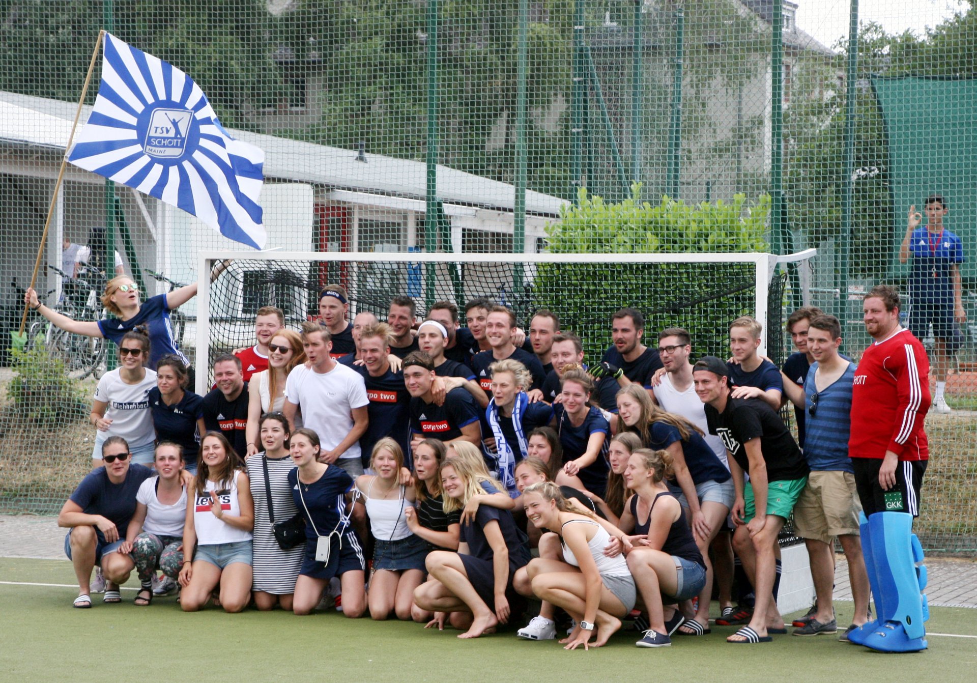 Eher selten sah man es bisher, dass sich Männer- und Frauenteam beim Feiern zusammentaten, so nach dem abschließenden Heimspieltag, an dem die Frauen den Aufstieg und die Männer den Klassenverbleib klarmachten.