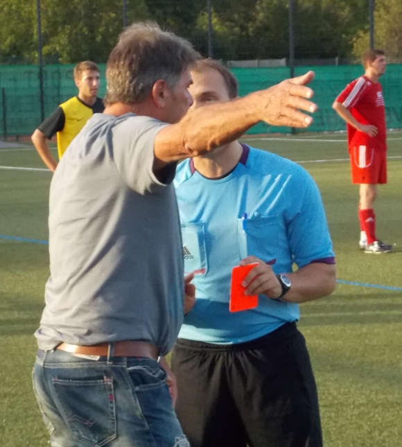 Aufregung um den roten Karton: Nachdem die SpVgg Gau-Algesheim beim FSV Oppenheim schon zwei zweifelhafte Gegentreffer kassiert hatte, regte sich Gästetrainer Max Reichenberger sogar über den unstrittigen Platzverweis gegen seinen Spieler Johannes Kull auf.