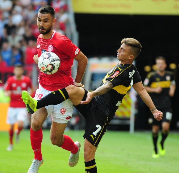 Hat seinen Vertrag in Mainz verlängert, um sich verleihen zu lassen: Gerrit Holtmann (l.).