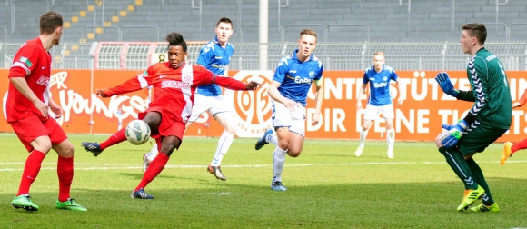 Rein damit: 05-Kapitän David Kinsombi erzielte aus der Drehung die Mainzer 1:0-Führung.  