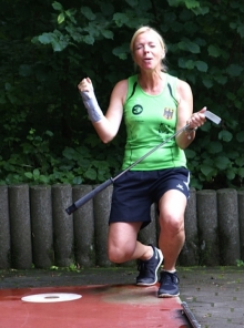 So jubeln Kobischs, Teil 1: Alice Kobisch sicherte sich den Einzeltitel bei der Ü45-EM auf den letzten Bahnen mit einem Schlag weniger als ihre harte Konkurrentin Andrea Reinicke.