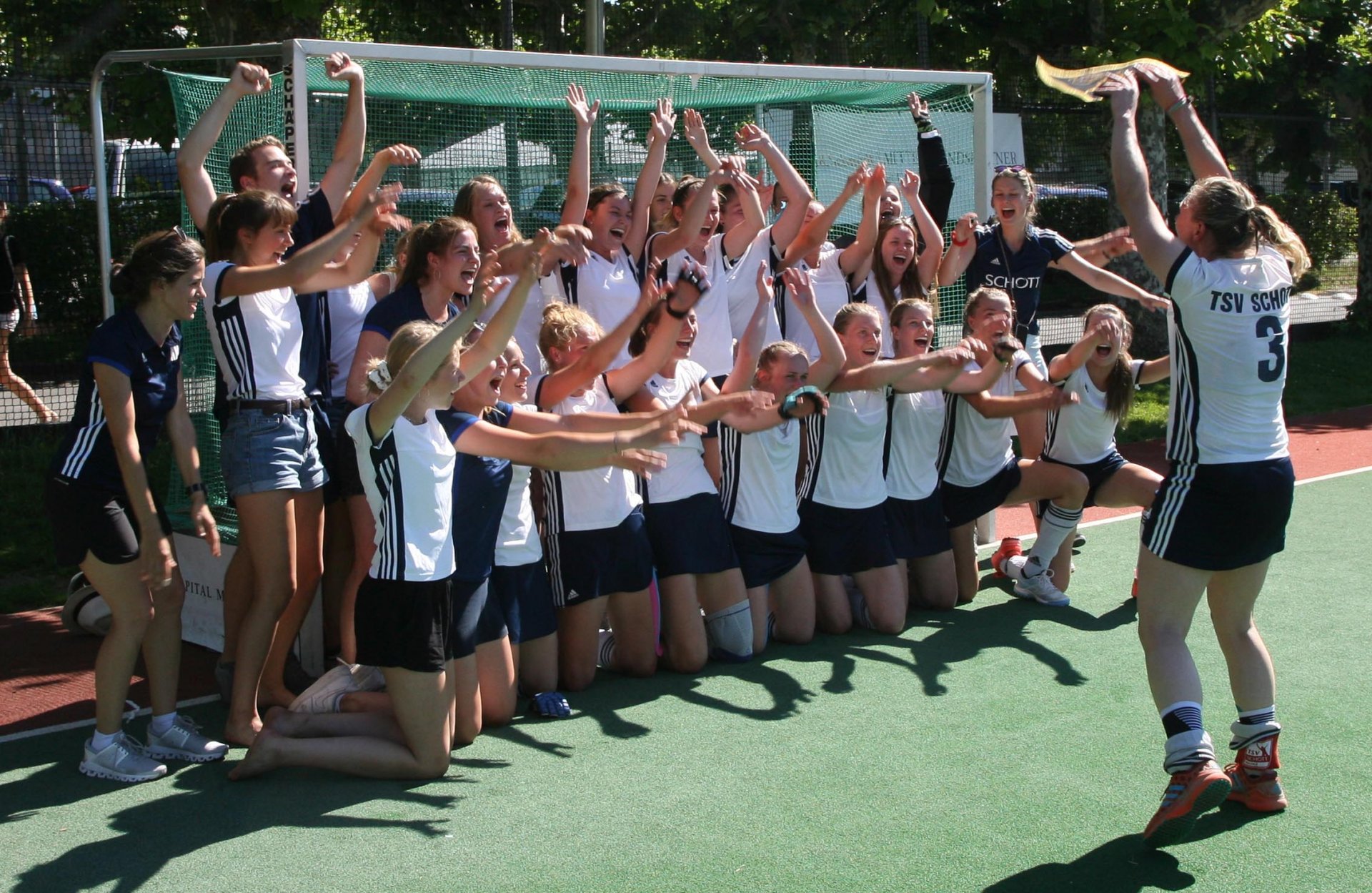 Kapitänin Aline Bessling präsentiert ihrem Team den Wimpel des Hockeyverbandes, der die Süddeutsche Meisterschaft bestätigt.