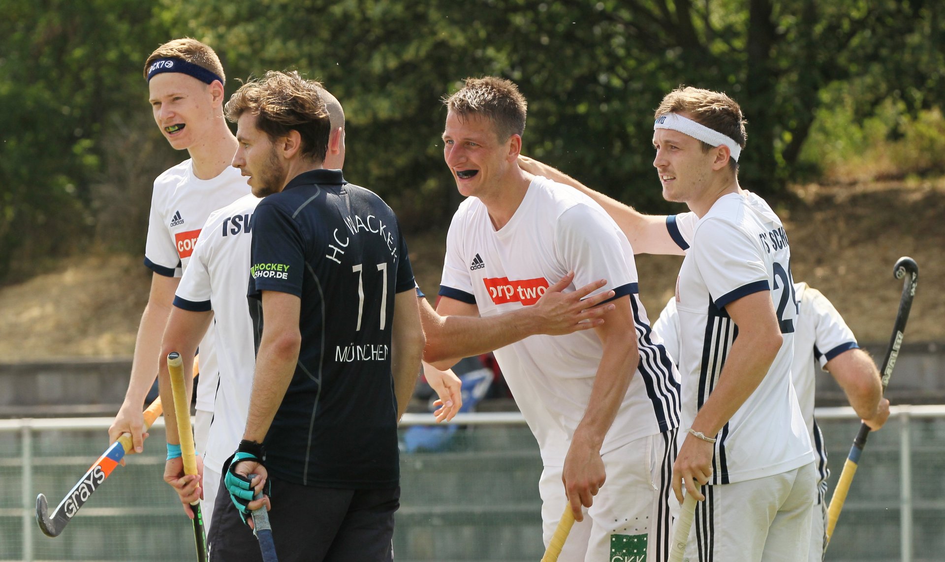 Zehn Mal rappelte es im Heimspiel gegen den Tabellenletzten Wacker München, hier lässt sich Dennis Hoeter (2.v.r.) für seinen Treffer zum 2:0 feiern.