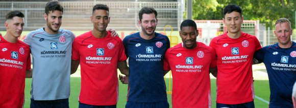 Sandro Schwarz (M.) und die bisherigen Zugänge (v.l.): Jonathan Maier, Omer Hanin, Cyrill Akono, Ronaël Pierre-Gabriel, Dong-Won Ji und Kotrainer Michael Thurk.  