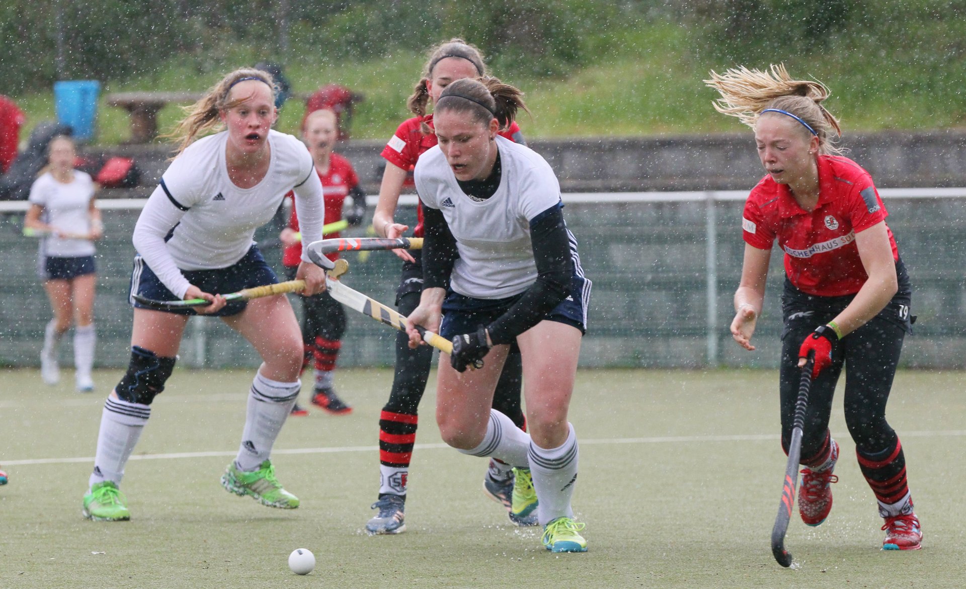 Im Regen legten Torschützin Vanessa Braun (Mitte, l. Lusia Poths) durch einen Sieg gegen den SC Frankfurt in der Hinrunde den Grundstein für den Marsch nach oben.