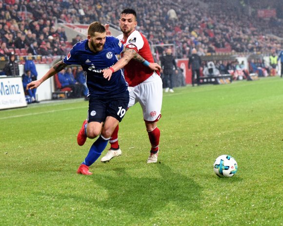 Unter Flutlicht wird der FSV Mainz 05 (hier Danny Latza gegen Guido Burgstaller) sein Hinrundenspiel auf Schalke bestreiten.