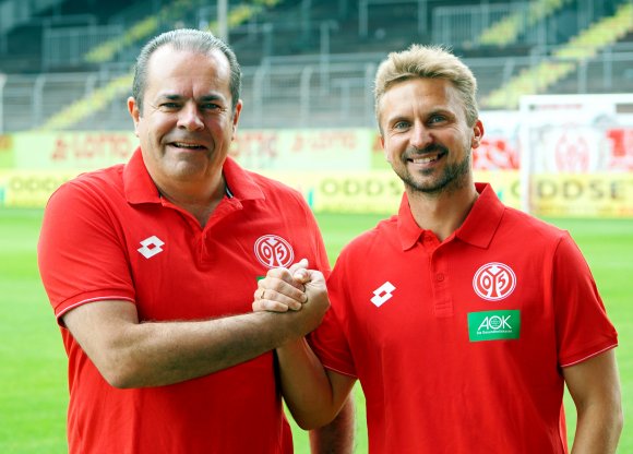 NLZ-Leiter Volker Kersting (l.) präsentiert Benjamin Hoffmann als Nachfolger für U-19-Trainer Bo Svensson.
