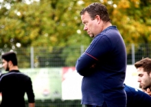 Skeptisch mag Timo Schmidt die Laufversuche seiner Mannschaft für die Saison 2019/20 begutachten. Die hohen Ambitionen der vergangenen Runde werden nach der breit angelegten Aufnahme bisheriger A-Jugendlicher keine Rolle mehr spielen, das entspannt.