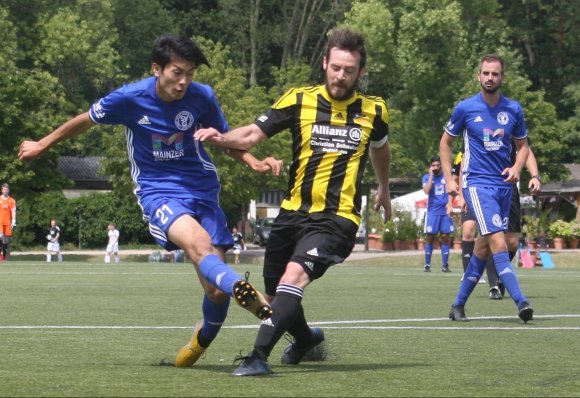 Neuzugang Yugi Sone trifft und trifft in der Vorbereitung des SV Gonsenheim. Auch gegen den FV Dudenhofen schloss er zweimal erfolgreich ab, hier zum 2:0.